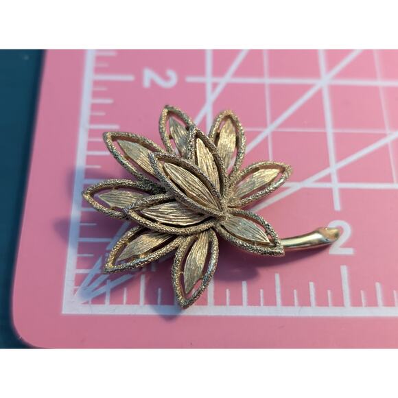 Lot of Three Vintage Gold Tone Brooches - Picture 2 of 5